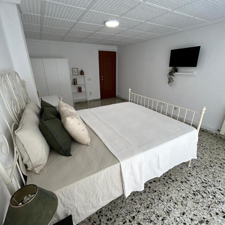 Urban Coliving Alicante - Deluxe Double Room with Balcony - 1