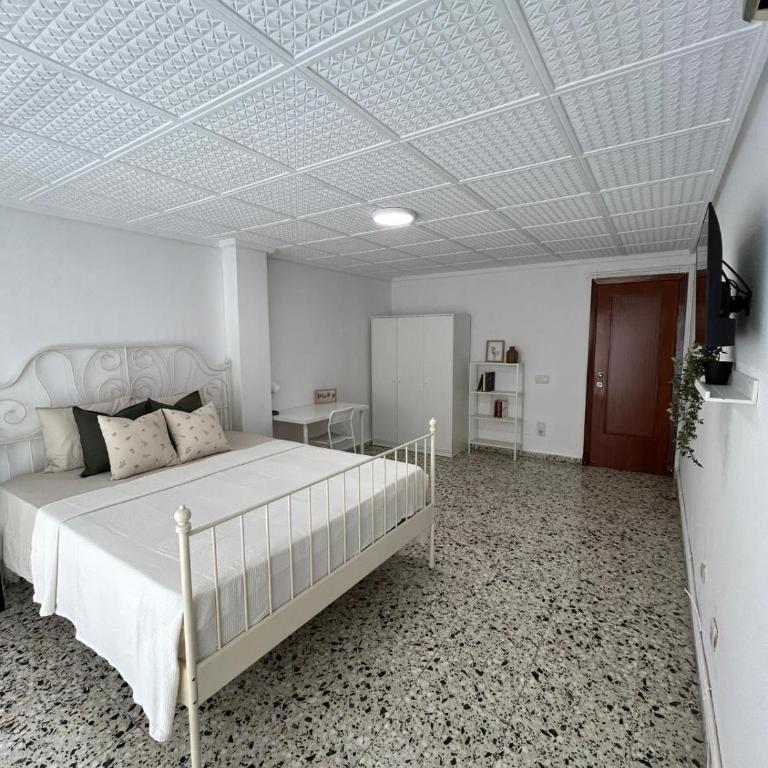 Urban Coliving Alicante - Deluxe Double Room with Balcony - 3
