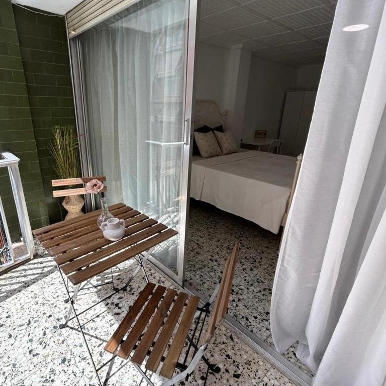 Urban Coliving Alicante - Deluxe Double Room with Balcony - 4