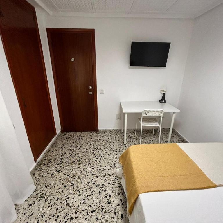 Urban Coliving Alicante - Double Room with Shared Bathroom - 1