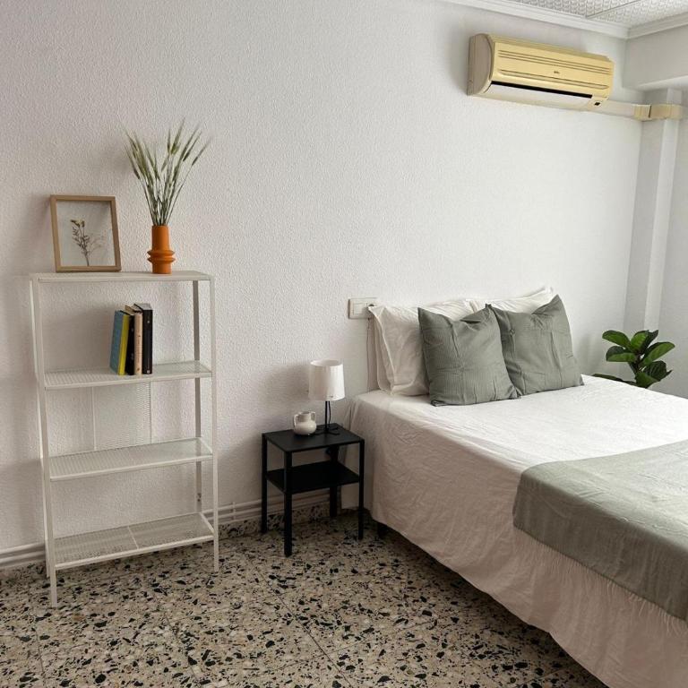 Urban Coliving Alicante - Double Room with Shared Bathroom - 3