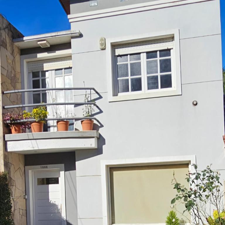Duplex con Patio y Parrilla en Barrio Caisamar - Two-Bedroom House - 4