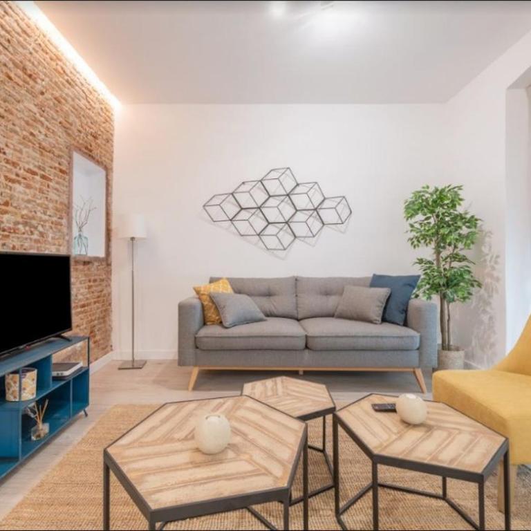 Bright and Refurbished-2BED 1BATH-Ventas - Two-Bedroom Apartment - 1