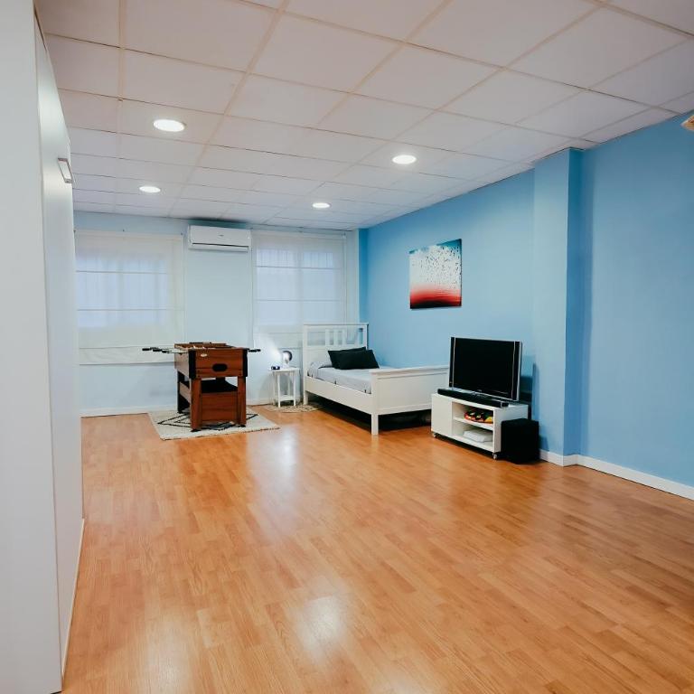 Fun Apt, City of Arts, ChillOut Zone, Soccer Table - Two-Bedroom Apartment - 11