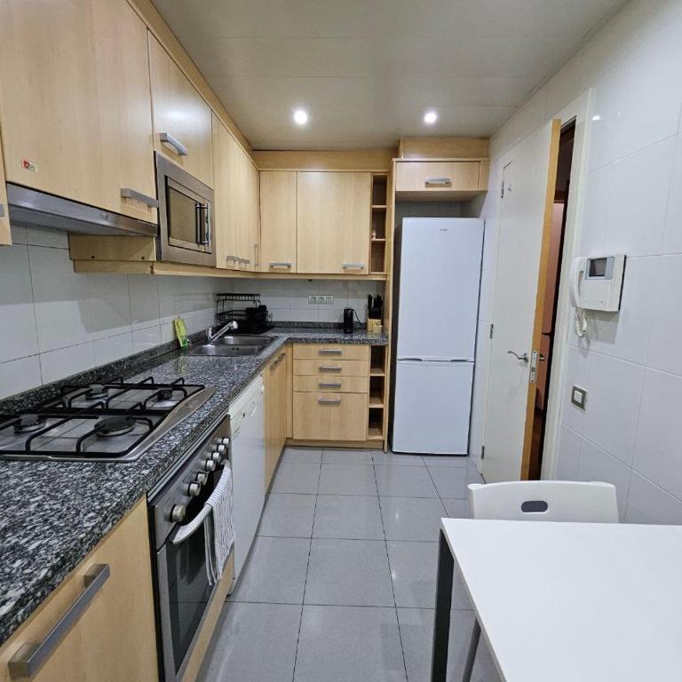 Ramblas flat 3Bedroom and Pool Min 32 days - Three-Bedroom Apartment with Balcony - 5