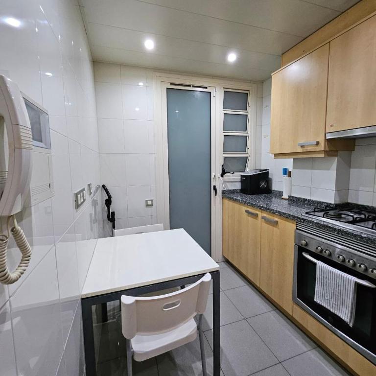 Ramblas flat 3Bedroom and Pool Min 32 days - Three-Bedroom Apartment with Balcony - 9