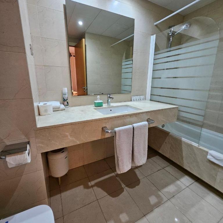 Ramblas flat 3Bedroom and Pool Min 32 days - Three-Bedroom Apartment with Balcony - 11