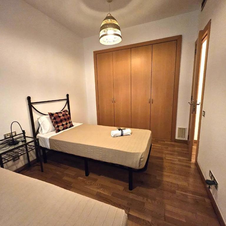 Ramblas flat 3Bedroom and Pool Min 32 days - Three-Bedroom Apartment with Balcony - 13