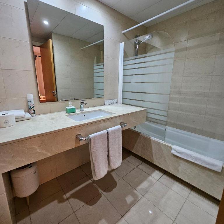 Ramblas flat 3Bedroom and Pool Min 32 days - Three-Bedroom Apartment with Balcony - 24