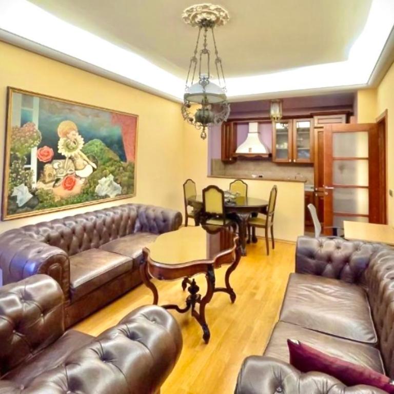 Heart of the City Stunning comfort,Balcony ,Netflix,Free Wi-Fi - Deluxe One-Bedroom Apartment with City View - 1