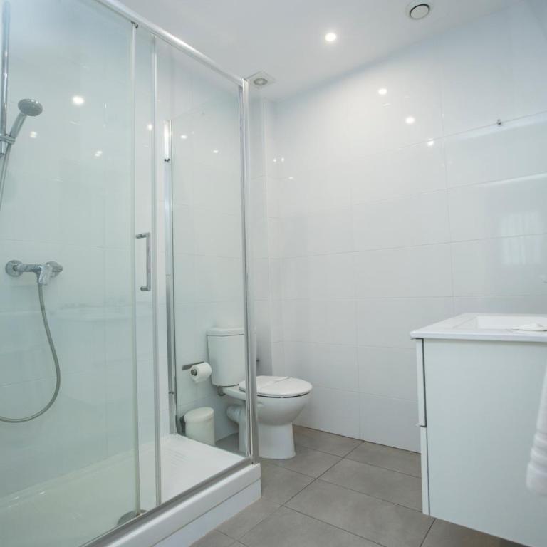 DragonTree Barcelona - apartamentos turisticos 5 min from the BEACH - Three-Bedroom Apartment with Balcony - 1
