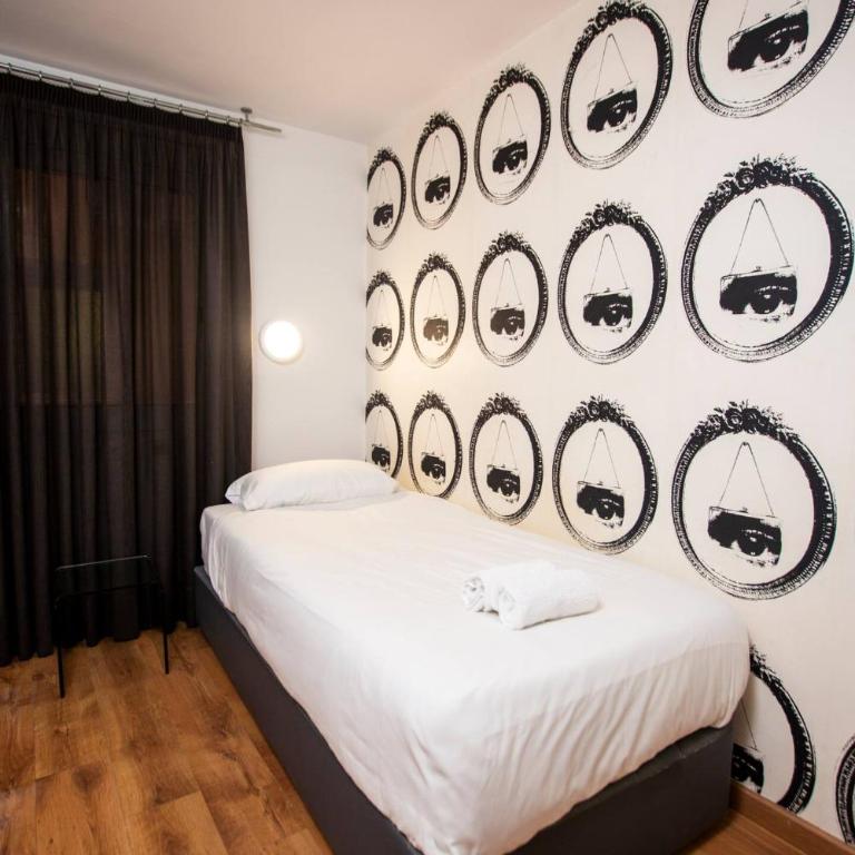 DragonTree Barcelona - apartamentos turisticos 5 min from the BEACH - Two-Bedroom Apartment with Balcony - 13