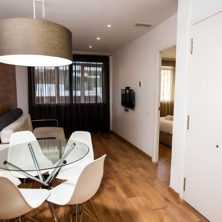 DragonTree Barcelona - apartamentos turisticos 5 min from the BEACH - Two-Bedroom Apartment with Balcony - 4
