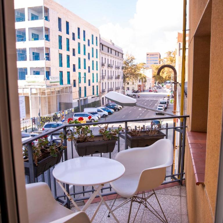 DragonTree Barcelona - apartamentos turisticos 5 min from the BEACH - Three-Bedroom Apartment with Balcony - 6