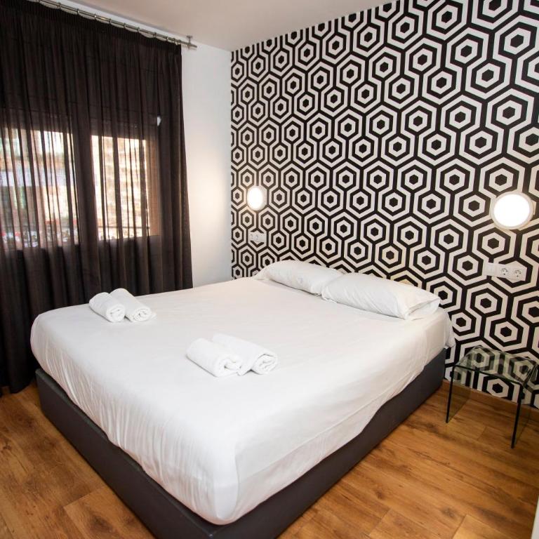 DragonTree Barcelona - apartamentos turisticos 5 min from the BEACH - Three-Bedroom Apartment with Balcony - 8