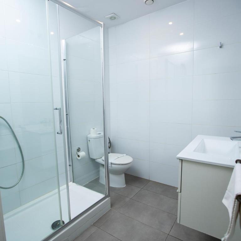 DragonTree Barcelona - apartamentos turisticos 5 min from the BEACH - Three-Bedroom Apartment with Balcony - 15