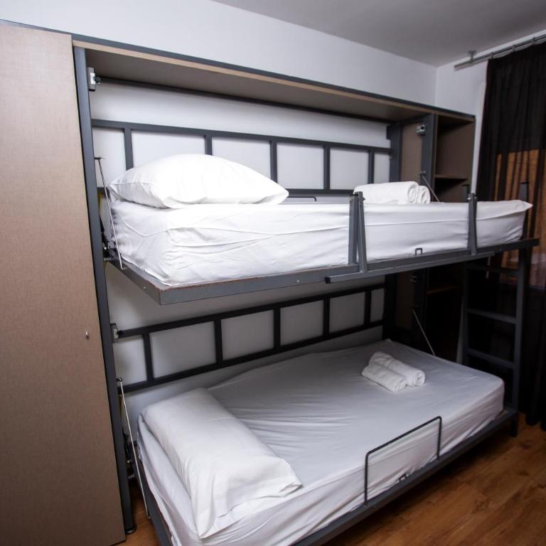 DragonTree Barcelona - apartamentos turisticos 5 min from the BEACH - Three-Bedroom Apartment with Balcony - 14