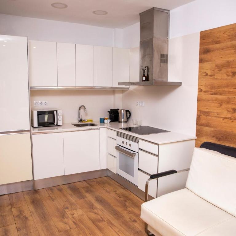 DragonTree Barcelona - apartamentos turisticos 5 min from the BEACH - Three-Bedroom Apartment with Balcony - 11