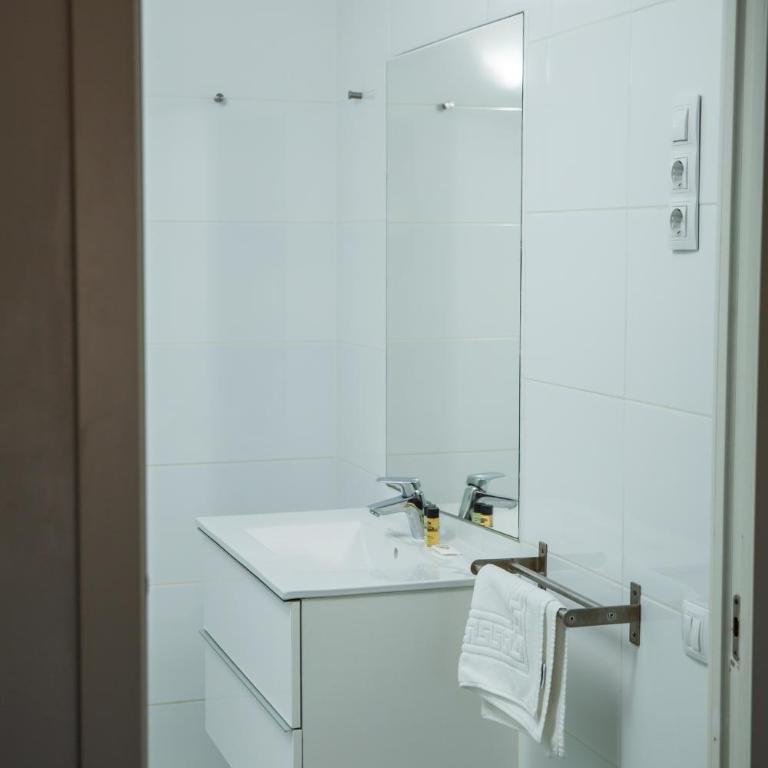 DragonTree Barcelona - apartamentos turisticos 5 min from the BEACH - Three-Bedroom Apartment with Balcony - 15