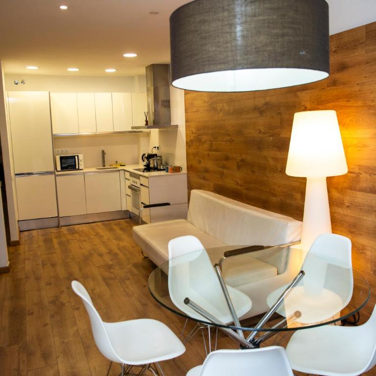 DragonTree Barcelona - apartamentos turisticos 5 min from the BEACH - Three-Bedroom Apartment with Balcony - 1