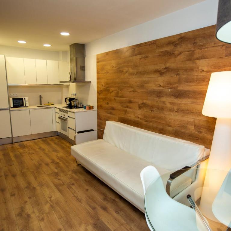 DragonTree Barcelona - apartamentos turisticos 5 min from the BEACH - Three-Bedroom Apartment with Balcony - 21