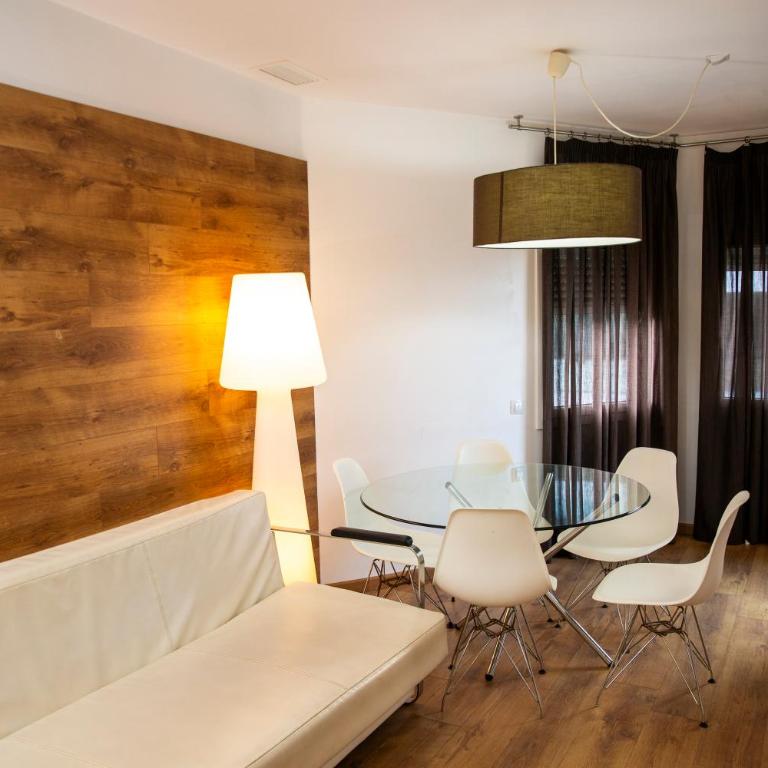 DragonTree Barcelona - apartamentos turisticos 5 min from the BEACH - Three-Bedroom Apartment with Balcony - 22