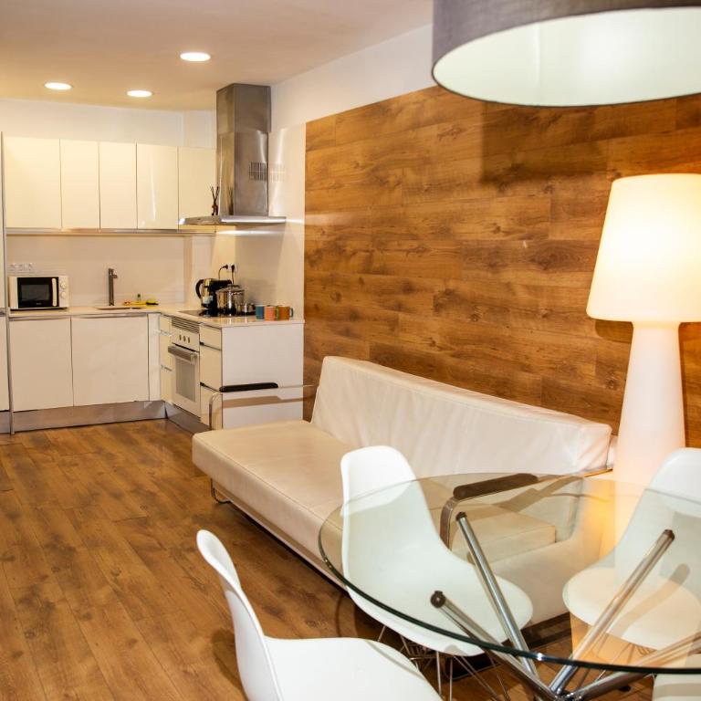 DragonTree Barcelona - apartamentos turisticos 5 min from the BEACH - Three-Bedroom Apartment with Balcony - 25