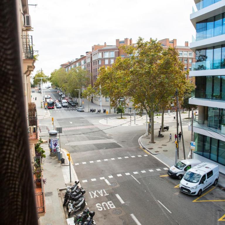 DragonTree Barcelona - apartamentos turisticos 5 min from the BEACH - Three-Bedroom Apartment with Balcony - 9