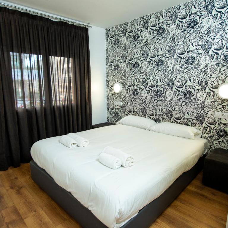 DragonTree Barcelona - apartamentos turisticos 5 min from the BEACH - Three-Bedroom Apartment with Balcony - 5