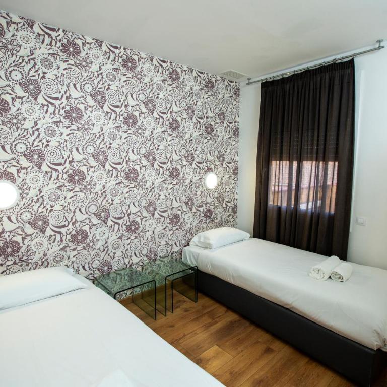 DragonTree Barcelona - apartamentos turisticos 5 min from the BEACH - Three-Bedroom Apartment with Balcony - 30