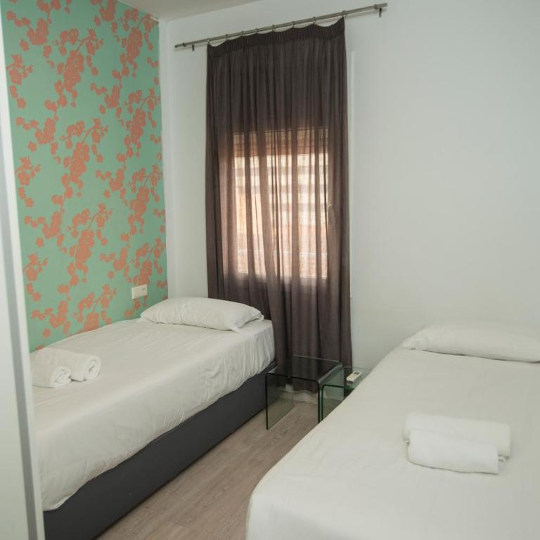 DragonTree Barcelona - apartamentos turisticos 5 min from the BEACH - Three-Bedroom Apartment with Balcony - 4