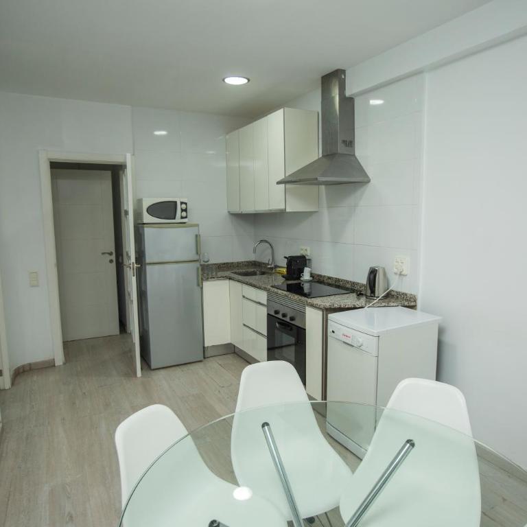 DragonTree Barcelona - apartamentos turisticos 5 min from the BEACH - Three-Bedroom Apartment with Balcony - 5