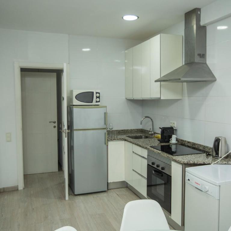 DragonTree Barcelona - apartamentos turisticos 5 min from the BEACH - Three-Bedroom Apartment with Balcony - 19