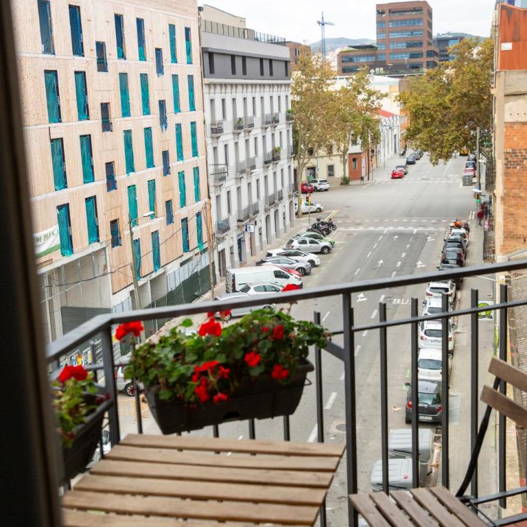 DragonTree Barcelona - apartamentos turisticos 5 min from the BEACH - Three-Bedroom Apartment with Balcony - 11