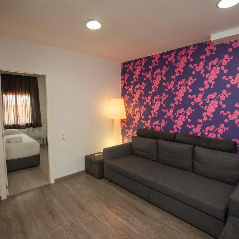 DragonTree Barcelona - apartamentos turisticos 5 min from the BEACH - Three-Bedroom Apartment with Balcony - 13