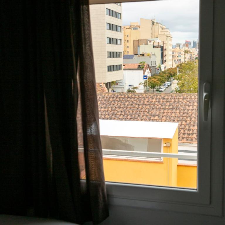 DragonTree Barcelona - apartamentos turisticos 5 min from the BEACH - Three-Bedroom Apartment with Balcony - 23