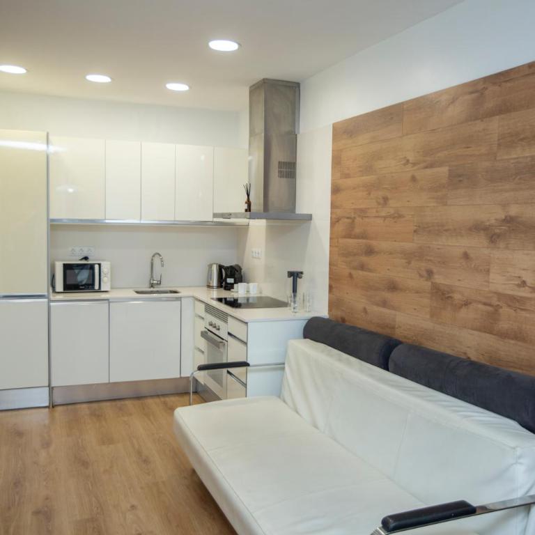DragonTree Barcelona - apartamentos turisticos 5 min from the BEACH - Three-Bedroom Apartment with Balcony - 11