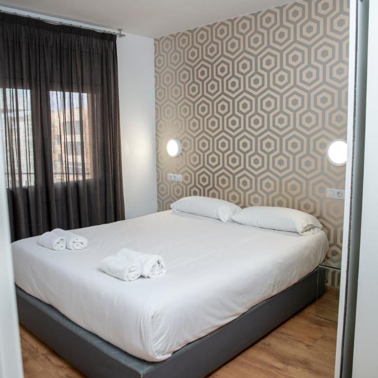 DragonTree Barcelona - apartamentos turisticos 5 min from the BEACH - Three-Bedroom Apartment with Balcony - 12