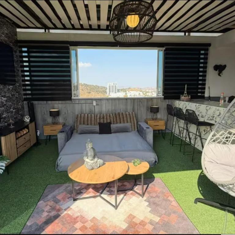 Chalet Saint Lawrence GDL - Habitación con cama extragrande y vistas a la montaña - 10