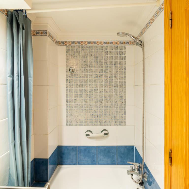 Blue Roof Downtown Alicante - Two-Bedroom Apartment - 8