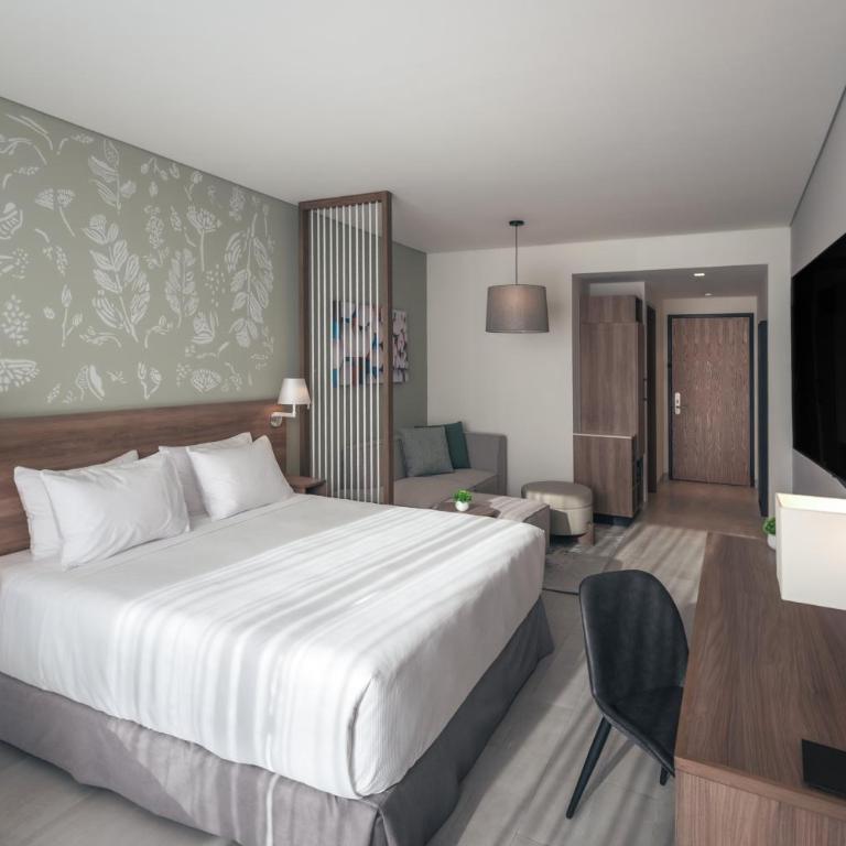 Hyatt Place Cancun Airport - Habitación con cama extragrande y ducha a ras de suelo - Adaptada para personas con movilidad reducida - 4