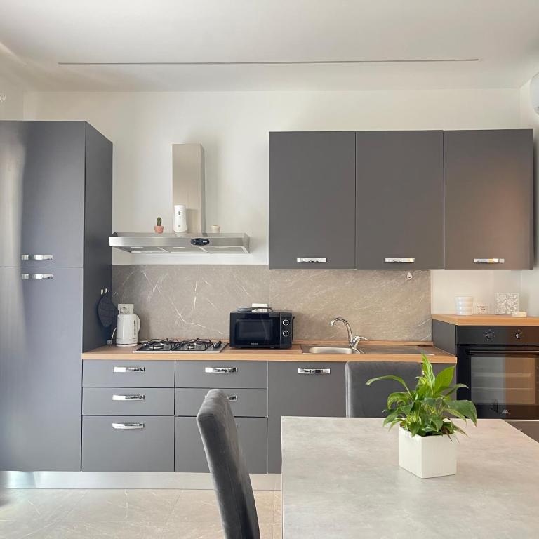 Villa Borghesi Suites Fronte Mare - Appartamento con 2 Camere da Letto e Balcone - 3
