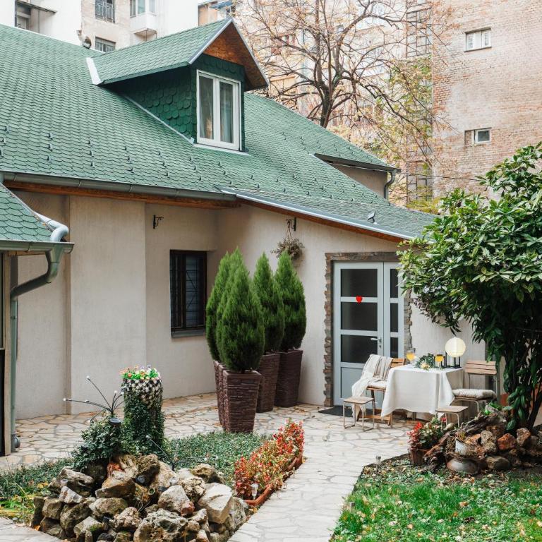 Foosball Frontyard Retreat Old Town - Three-Bedroom Apartment - 4