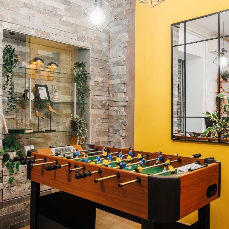 Foosball Frontyard Retreat Old Town - Three-Bedroom Apartment - 3