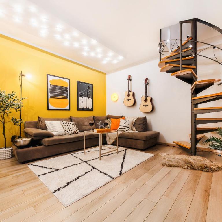 Foosball Frontyard Retreat Old Town - Three-Bedroom Apartment - 17