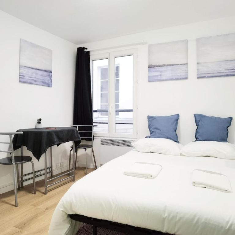 Studio Near Metro & Marais & Hotel de Ville & Seine - One-Bedroom Apartment - 1
