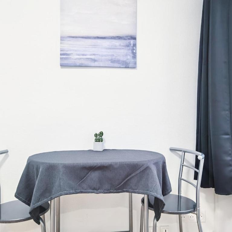 Studio Near Metro & Marais & Hotel de Ville & Seine - One-Bedroom Apartment - 2