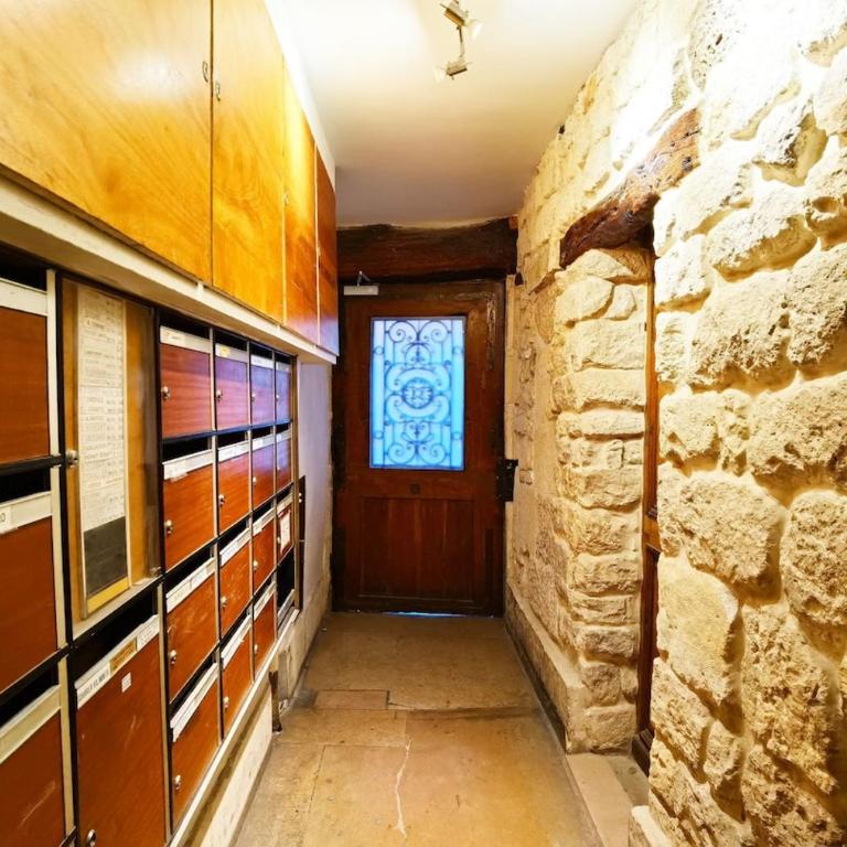 Studio Near Metro & Marais & Hotel de Ville & Seine - One-Bedroom Apartment - 5