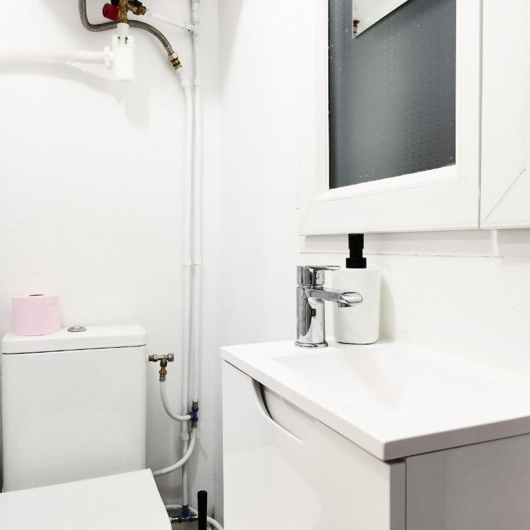 Studio Near Metro & Marais & Hotel de Ville & Seine - One-Bedroom Apartment - 11