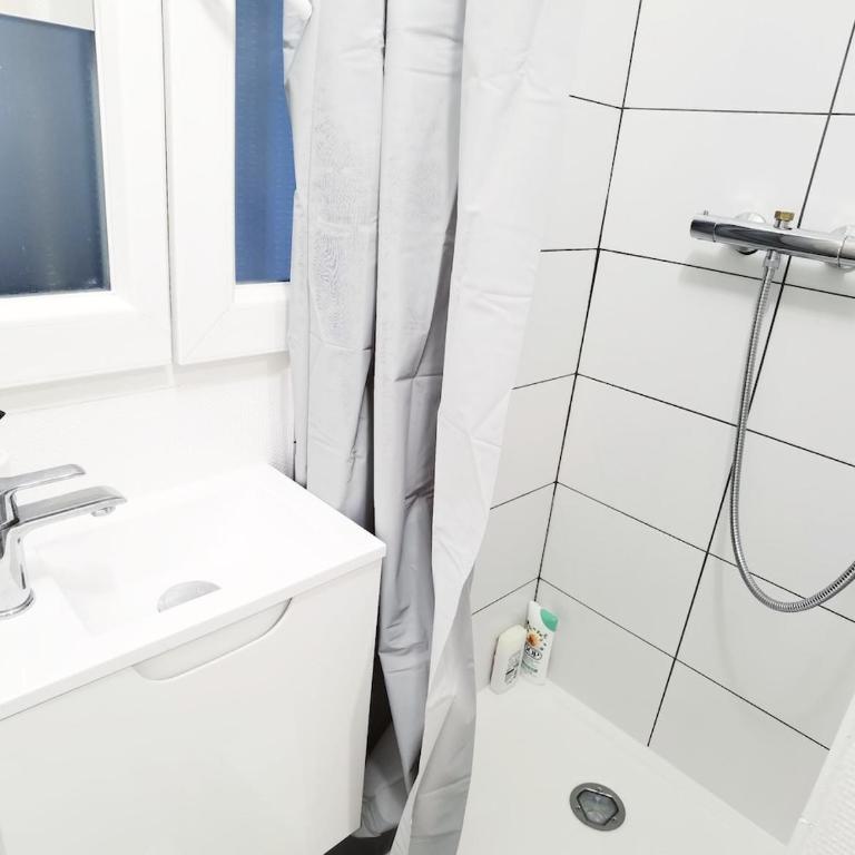 Studio Near Metro & Marais & Hotel de Ville & Seine - One-Bedroom Apartment - 16